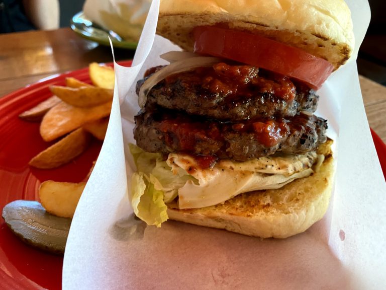 北谷町「GORDIE’S（ゴーディーズ）」で肉厚ビーフハンバーガー！！